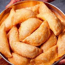 Kajjikayalu (Andhra Style Sweet Karanji / Gujiya)