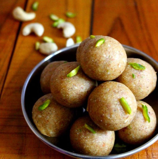 Sunnundalu (Urad Dal Laddu – Andhra Sweet)